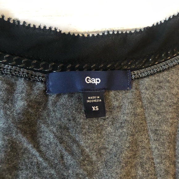 GAP lot of 3 shirts size XS gray, tan and black - Picture 4 of 7